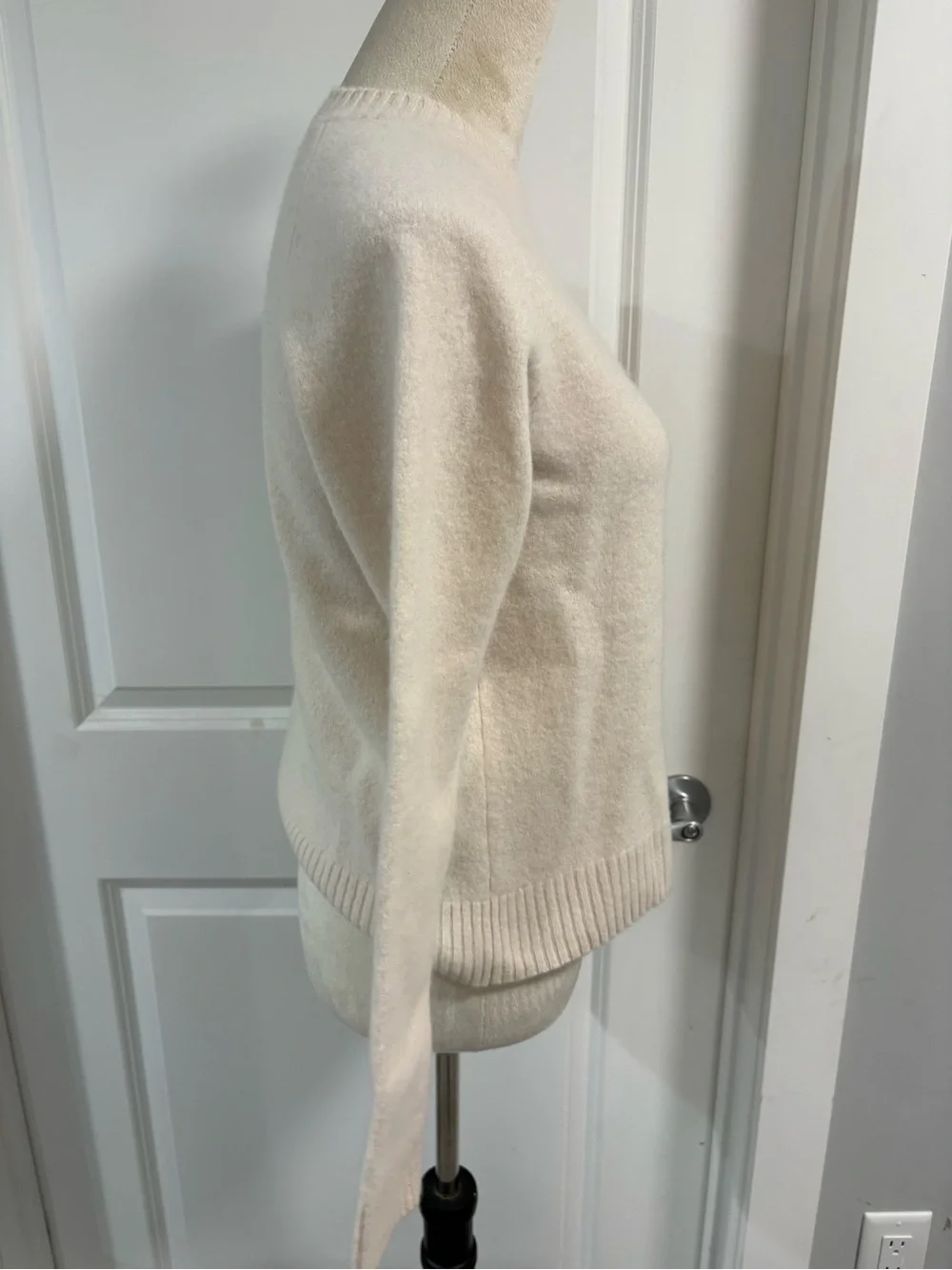 Uniqlo Crewneck Cream Wool Sweater - Picture 6 of 12